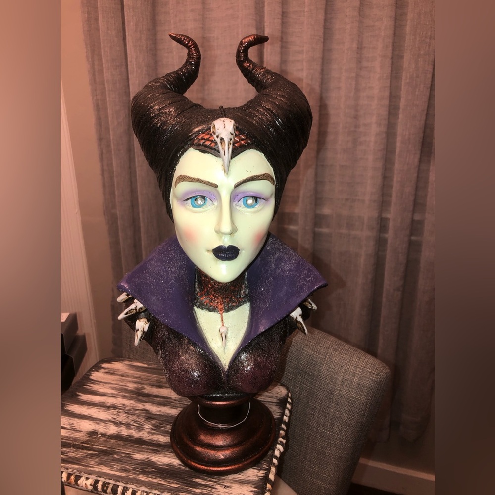 🖤 Maleficent Bust - LED
